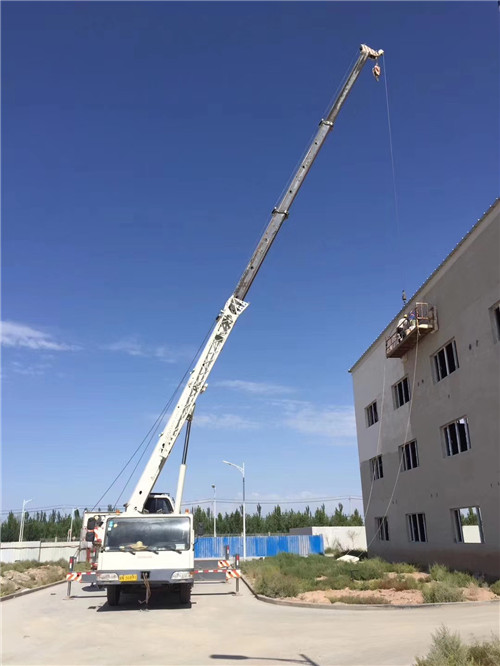 靖远县“轻装强干”—— 吊车的 “轻量化臂架” 技术